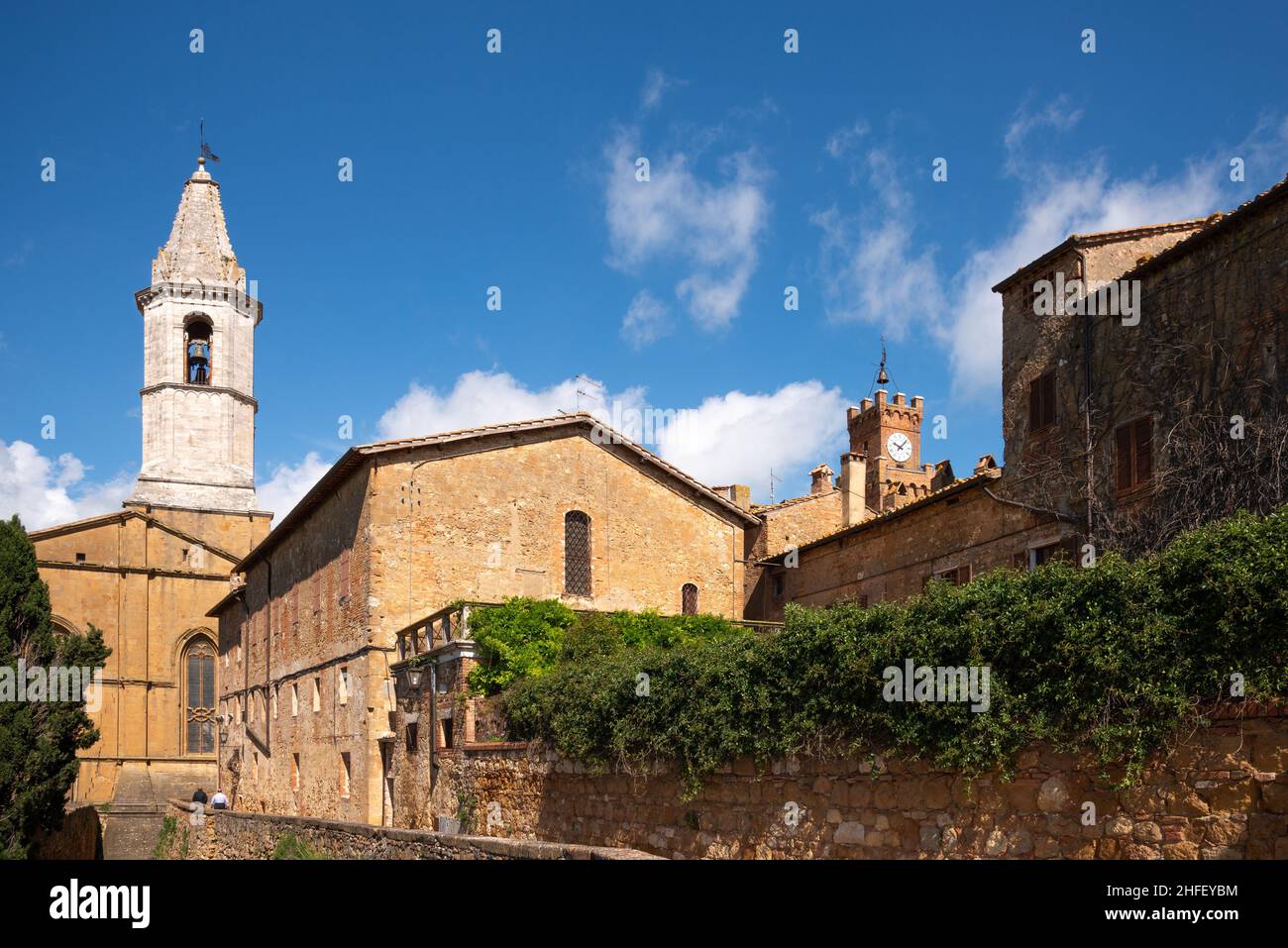 PIENZA, TOSCANE, ITALIE - 18 MAI : Tours de la Cathédrale et du Palais communal à Pienza, Toscane, Italie le 18 mai 2013.Deux personnes non identifiées Banque D'Images