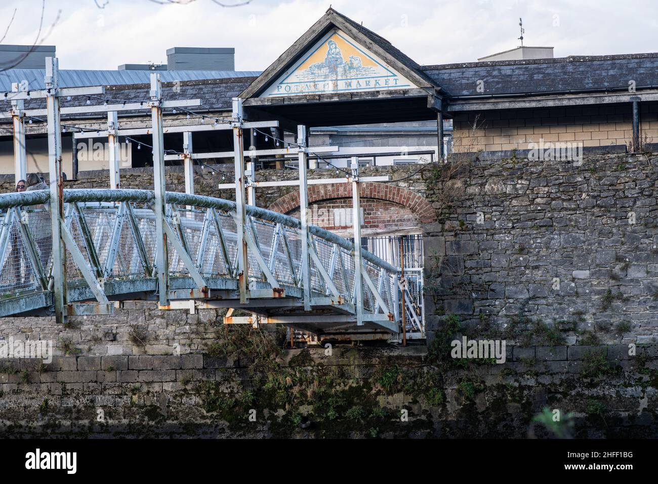 Limerick, Irlande-janvier 15, 2022.Vue sur le pont de métal sur l'eau jusqu'à Potato Market Merchants Quay Banque D'Images