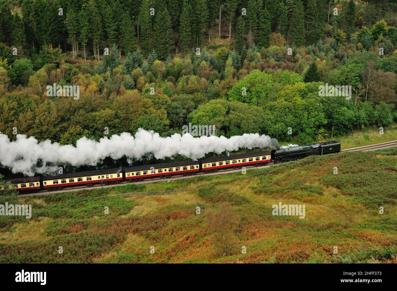 Courant tendre d'abord, BR Standard Pacific No 71000 Duke of Gloucester laisse un sentier de fumée à travers Newtondale, North Yorkshire.28.09.2008. Banque D'Images