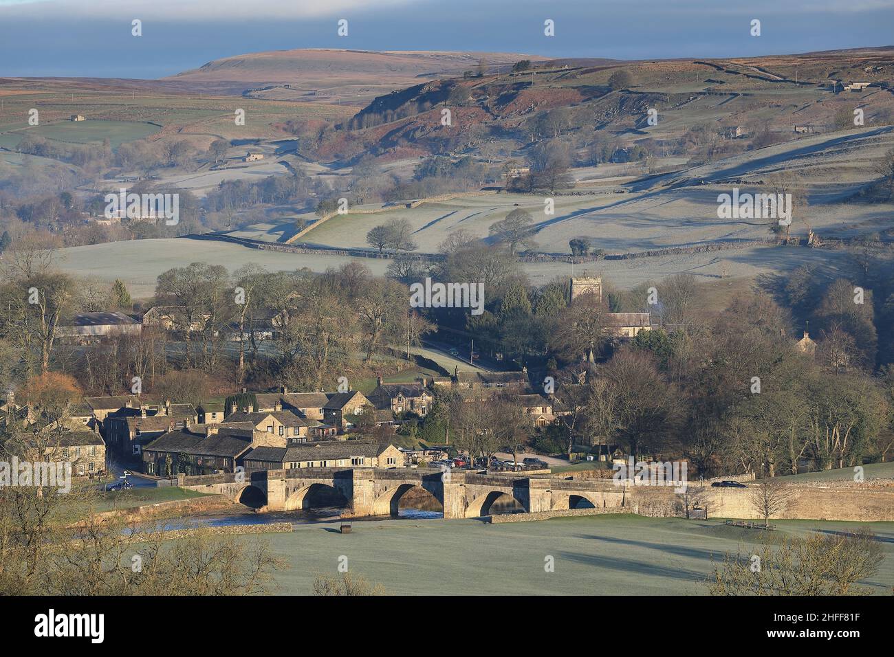 Vue à distance de Burnsall à Wharfedale, une attraction touristique populaire dans le parc national de Yorkshire Dales, Royaume-Uni Banque D'Images