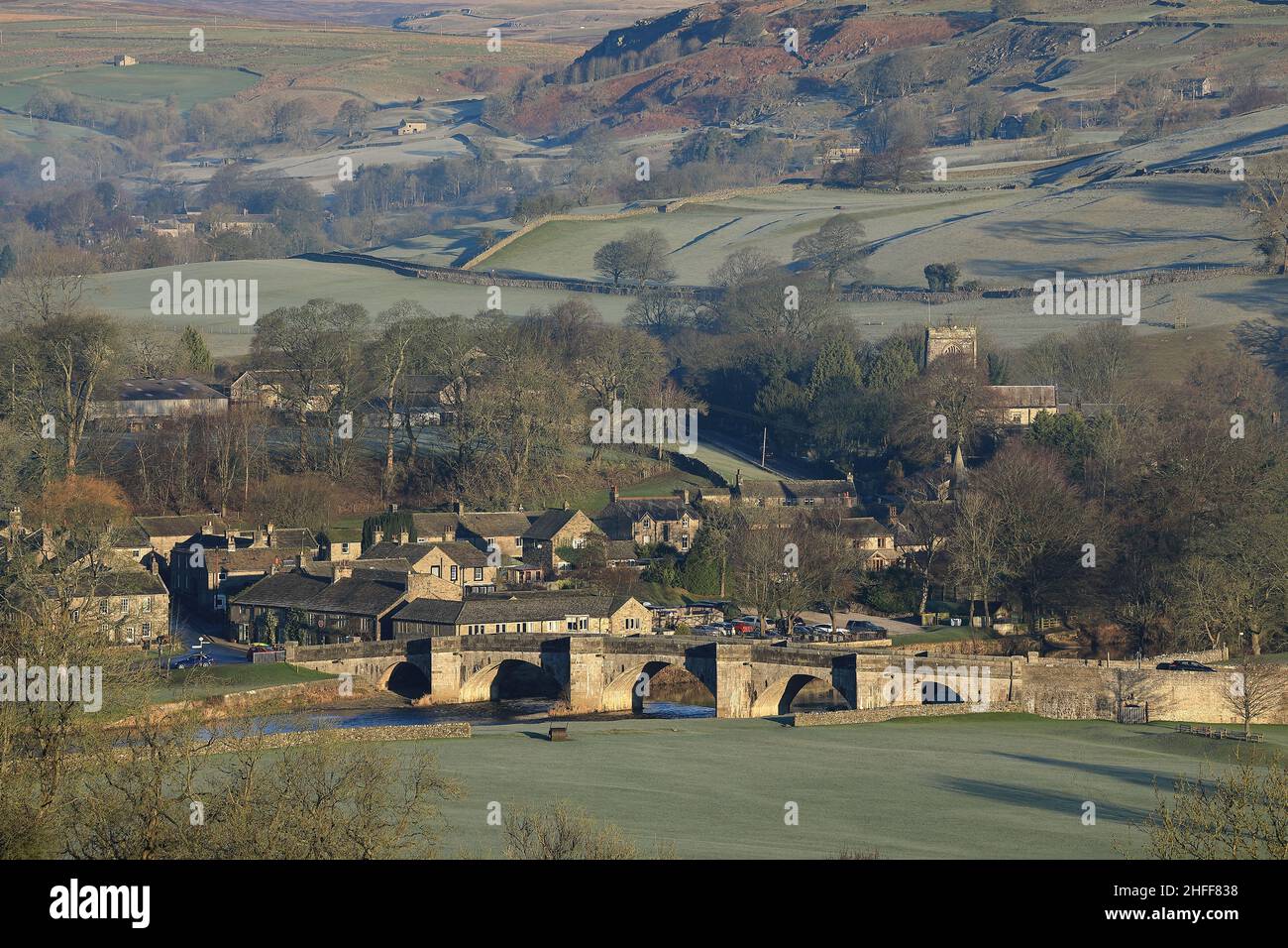 Vue à distance de Burnsall à Wharfedale, une attraction touristique populaire dans le parc national de Yorkshire Dales, Royaume-Uni Banque D'Images