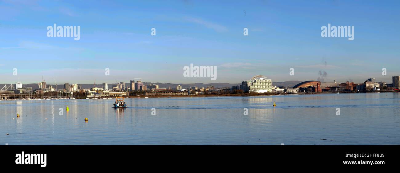 Vue panoramique sur la baie de Cardiff montrant les bâtiments officiels en arrière-plan Banque D'Images