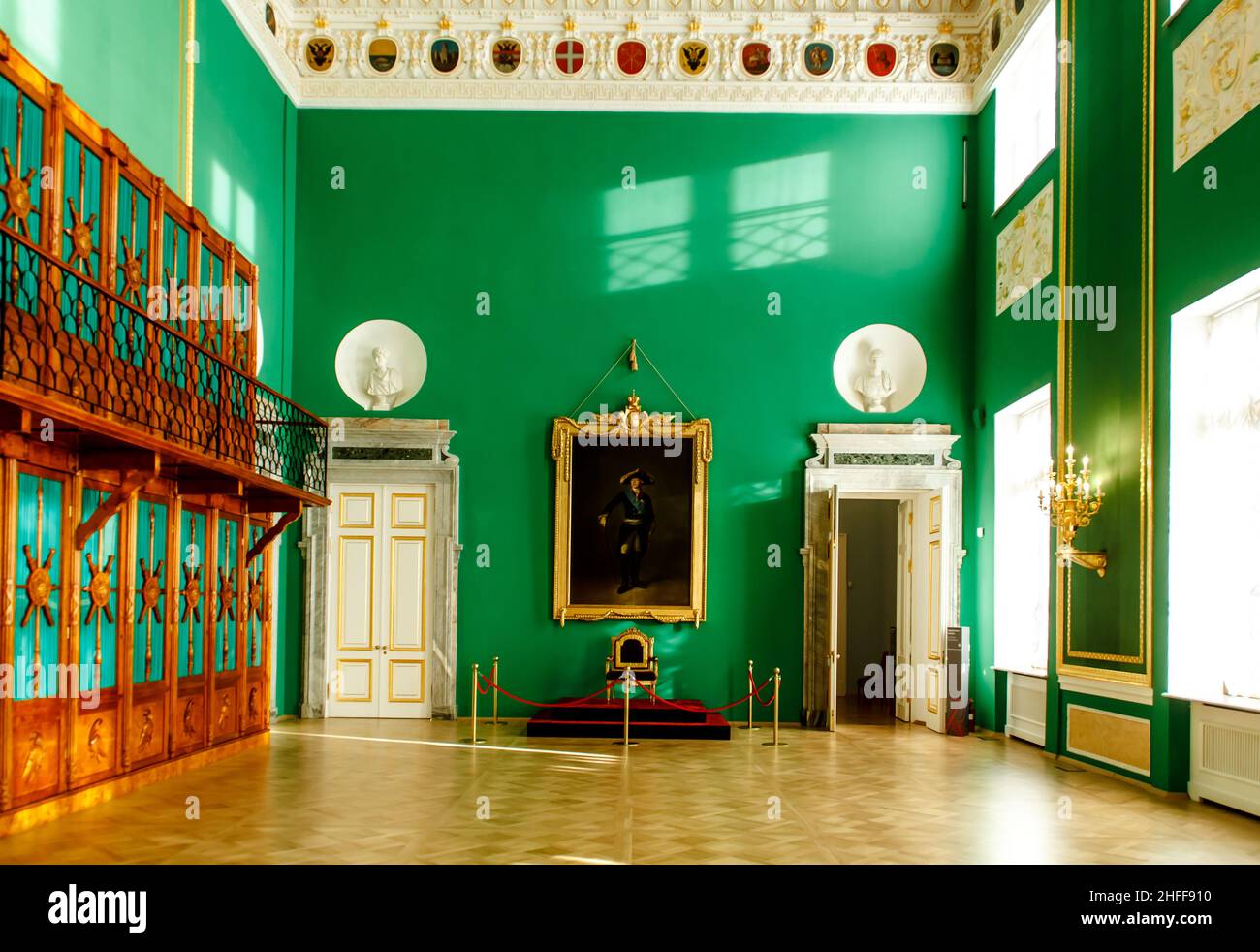 Saint-Pétersbourg, Russie - 22 novembre 2021 : l'intérieur de la grande salle du trône de Paul I dans le château de Mikhaïlovsky (Ingénierie). Banque D'Images