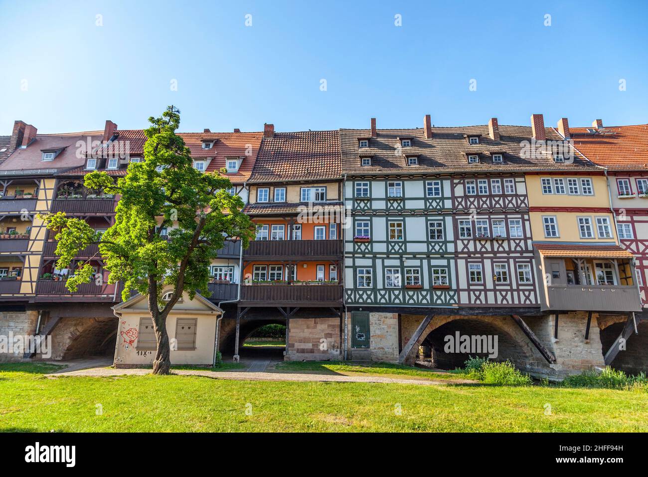 Maisons sur Kraemerbruecke - Merchants Bridge à Erfurt, Allemagne.Deux rangées étroites de maisons sont construites le long des deux côtés du pont. Banque D'Images