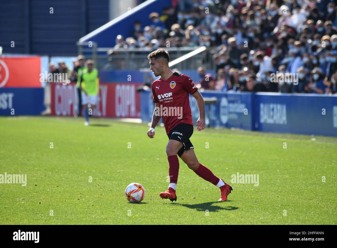 Majorque, Majorque, Espagne.16th janvier 2022.MALLORCA - JANVIER 16: Joueur de Valence Hugo Duro #19 contrôle le ballon pendant la ronde de 16 du match Copa del Rey entre CD Atlético Baleares et Valence à l'Estadio Balear le 16 janvier 2022 à Majorque, Espagne.(Image de crédit : © Sara ARIB/PX Imagens via ZUMA Press Wire) Banque D'Images