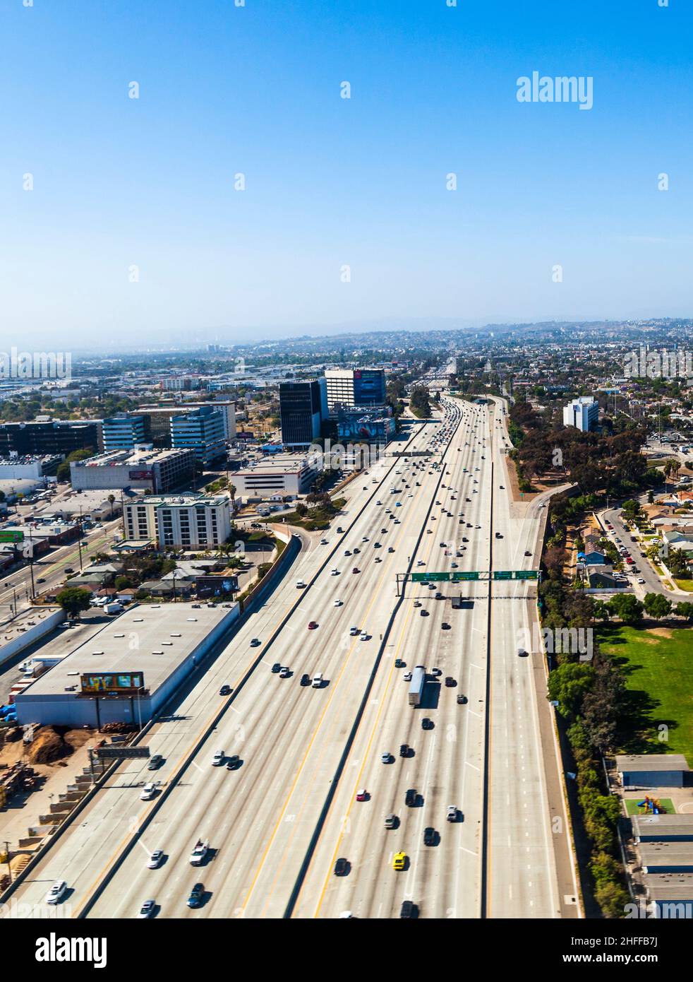 Vue sur la banlieue de Los Angeles en approchant de l'aéroport de Los Angeles Banque D'Images