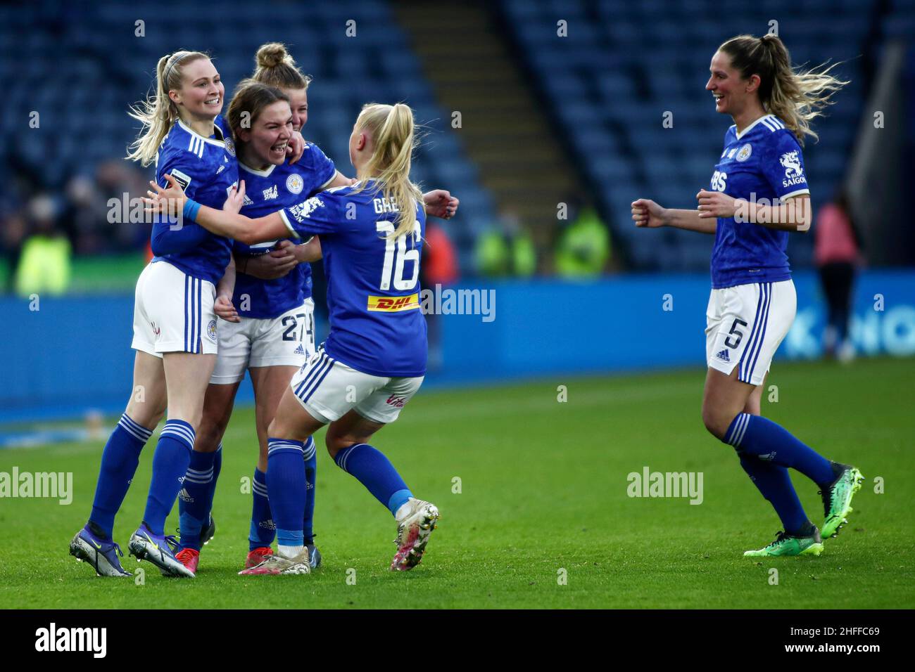 LEICESTER, ROYAUME-UNI.16th JANV. Shannon O'Brien de Leicester City fête avec ses coéquipiers après avoir ouvert le score lors du match Barclays FA Women's Super League entre Leicester City et Brighton et Hove Albion au King Power Stadium de Leicester, le dimanche 16th janvier 2022.(Crédit : Kieran Riley | INFORMATIONS MI) crédit : INFORMATIONS MI et sport /Actualités Alay Live Banque D'Images