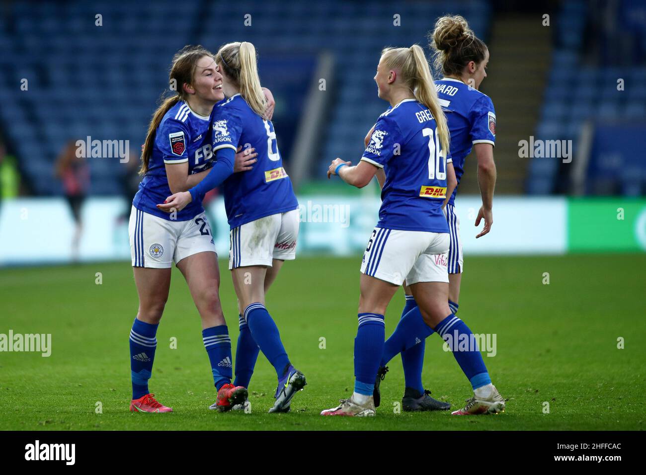 LEICESTER, ROYAUME-UNI.16th JANV. Shannon O'Brien de Leicester City fête avec ses coéquipiers après avoir ouvert le score lors du match Barclays FA Women's Super League entre Leicester City et Brighton et Hove Albion au King Power Stadium de Leicester, le dimanche 16th janvier 2022.(Crédit : Kieran Riley | INFORMATIONS MI) crédit : INFORMATIONS MI et sport /Actualités Alay Live Banque D'Images