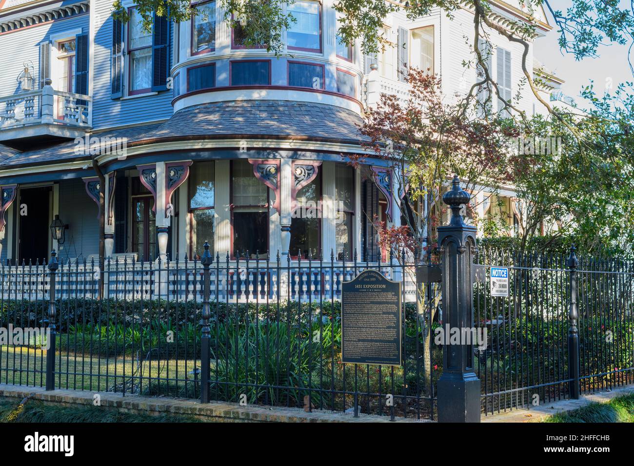NEW ORLEANS, LA, États-Unis - 11 JANVIER 2022 : maison victorienne historique de style Queen Anne et marqueur historique à la limite du parc Audubon Banque D'Images
