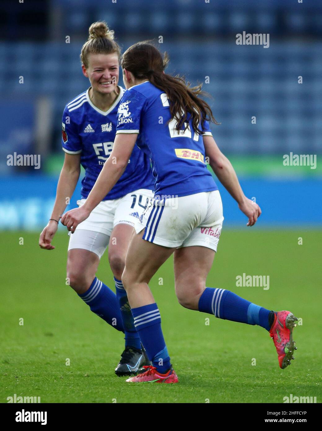LEICESTER, ROYAUME-UNI.JAN 16th Shannon O'Brien (à droite) de Leicester City fête avec Esmee de Graaf (à gauche) de Leicester City après avoir ouvert le score lors du match Barclays FA Women's Super League entre Leicester City et Brighton et Hove Albion au King Power Stadium de Leicester le dimanche 16th janvier 2022.(Crédit : Kieran Riley | INFORMATIONS MI) crédit : INFORMATIONS MI et sport /Actualités Alay Live Banque D'Images