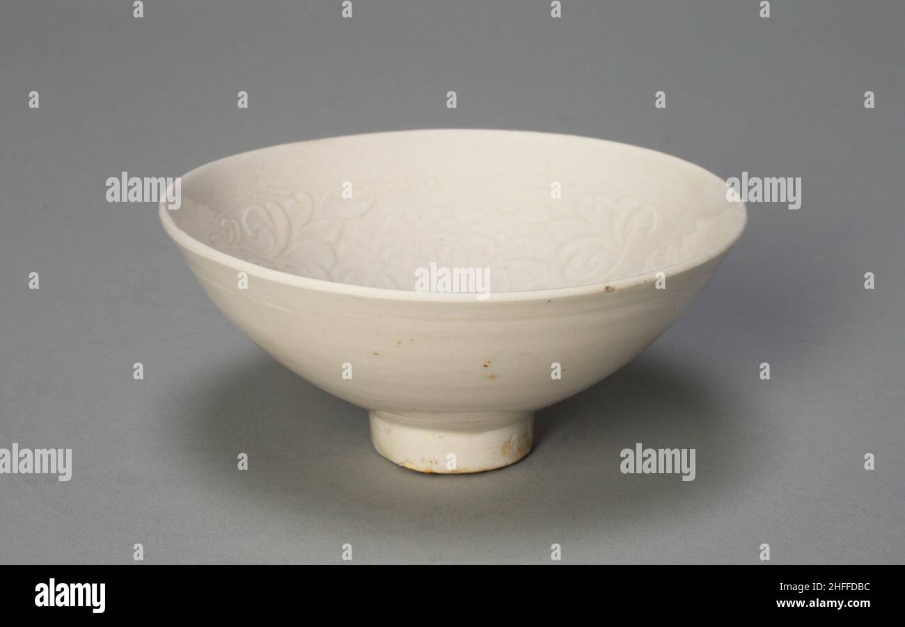 Bol conique avec pivoines et feuilles, Song Dynasty (960-1279). Banque D'Images