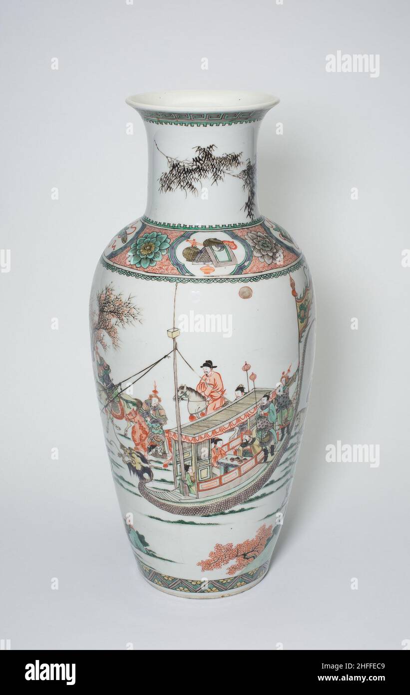 Vase avec bambou, symboles de bon augure, et figures militaires et civiles dans un paysage, dynastie de Qing (1644-1911), période de Kangxi (1662-1722). Banque D'Images