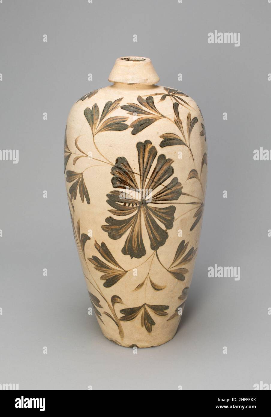 Vase en forme de bouteille allongé (Meiping) avec laques de pivoine, dynastie Jin (1115-1234), 12th/13th siècle. Banque D'Images