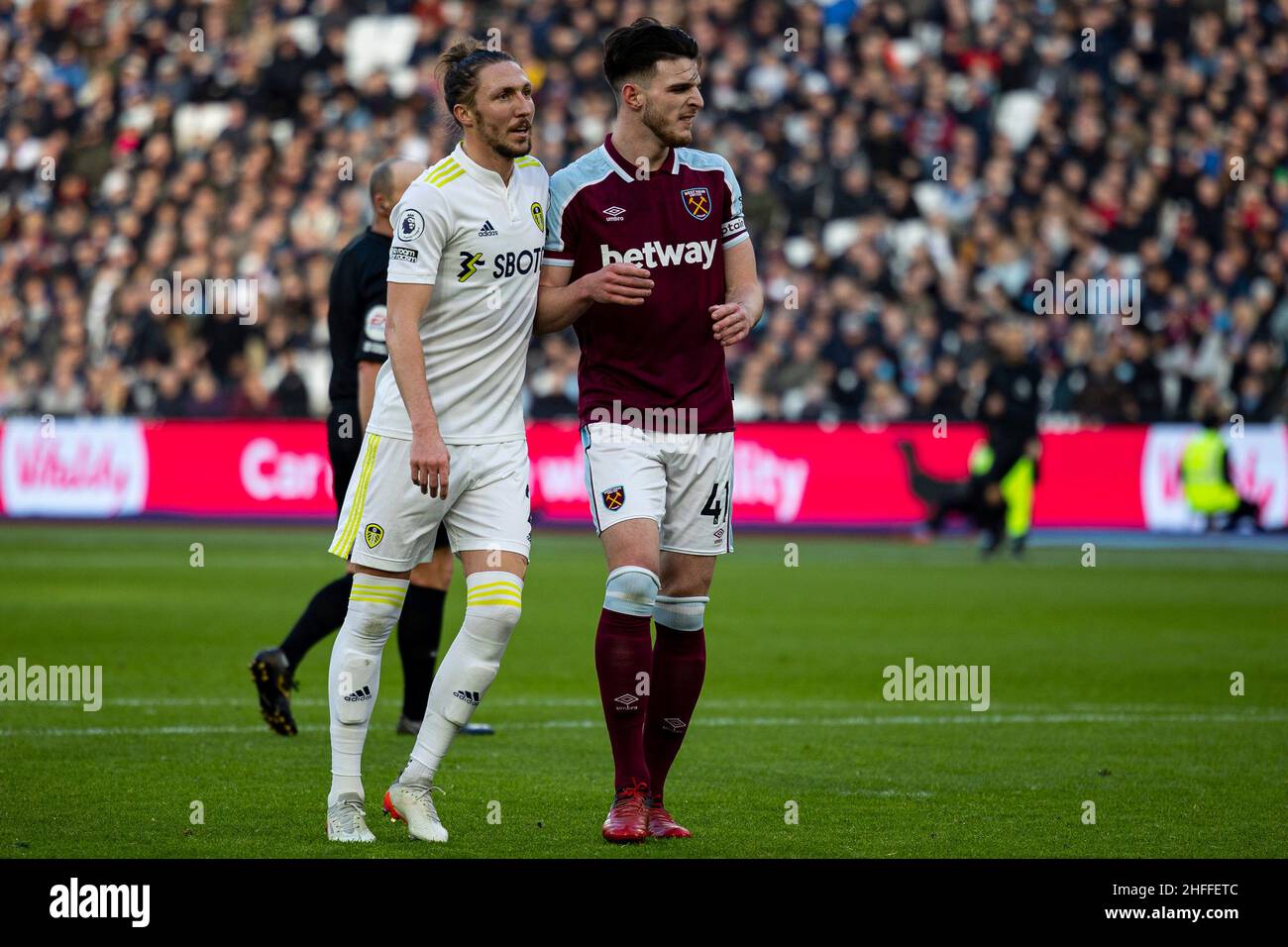 Londres, Royaume-Uni.16th janvier 2022.Luke Ayling de Leeds United (L) avec Declan Rice de West Ham United (R) Premier League Match, West Ham Utd / Leeds United au stade de Londres, Parc olympique Queen Elizabeth à Londres, le dimanche 16th janvier 2022. Cette image ne peut être utilisée qu'à des fins éditoriales.Utilisation éditoriale uniquement, licence requise pour une utilisation commerciale.Aucune utilisation dans les Paris, les jeux ou les publications d'un seul club/ligue/joueur. photo de Lewis Mitchell/Andrew Orchard sports Photography/Alamy Live News crédit: Andrew Orchard sports Photography/Alamy Live News Banque D'Images