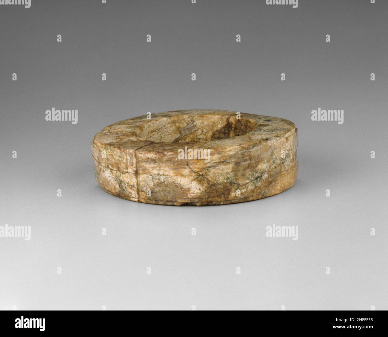 Disque carré (cong), période néolithique (env.8000-2000 BC), Liangzhu Culture, ca.3000-2500 BC navire sous forme de tube droit avec alésage circulaire et section extérieure carrée. Banque D'Images