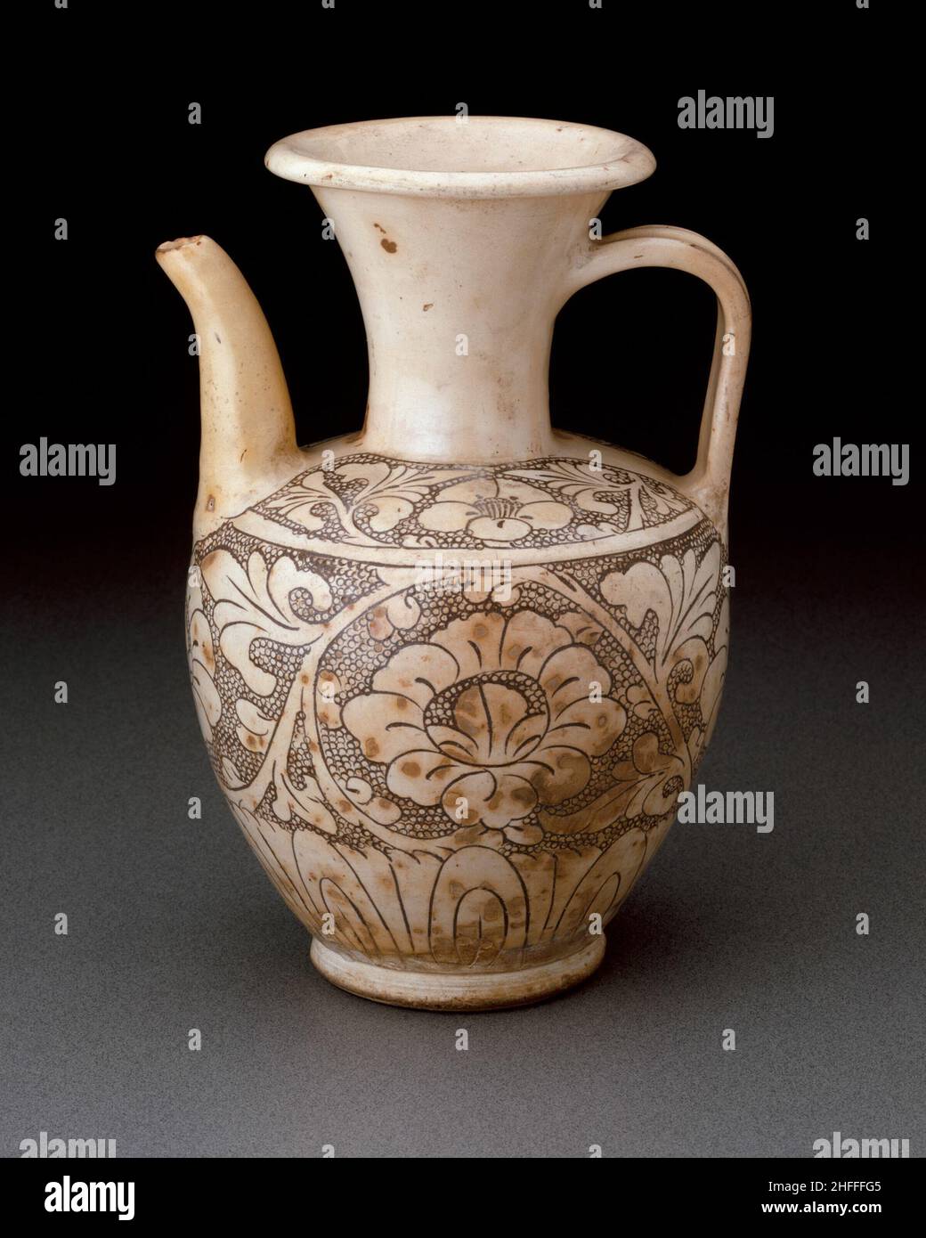 Ewer with Peony Scroll, Northern Song Dynasty (960-1127), 11th Century. Banque D'Images