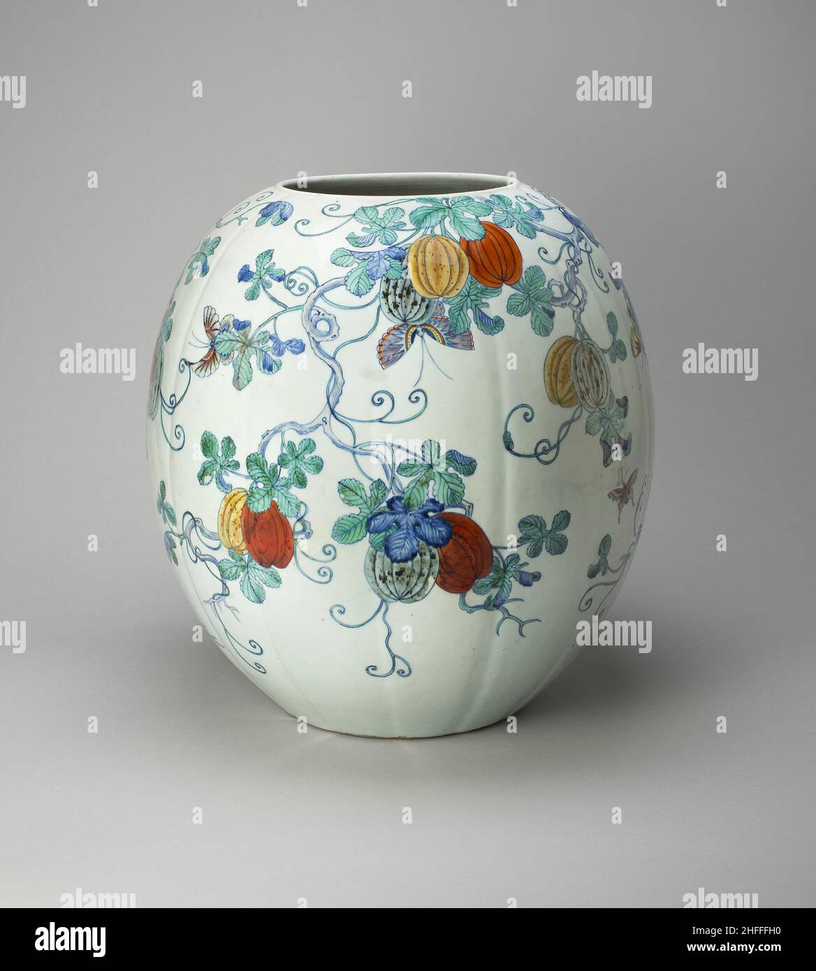 Jarre en forme de melon avec papillons, gourdes et vins à défilement, dynastie Qing (1644-1911), Yongzheng (1723-35) ou période Qianlong précoce (1736-95), 18th siècle. Banque D'Images