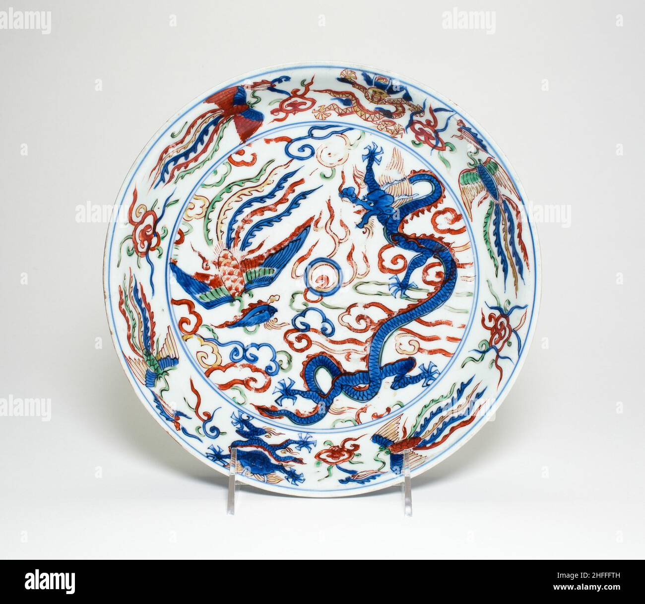 Plat aux Dragons et Phénixes, dynastie Ming (1368-1644), période Wanli (1573-1620), avec des émaux surglaçants ajoutés plus tard. Banque D'Images