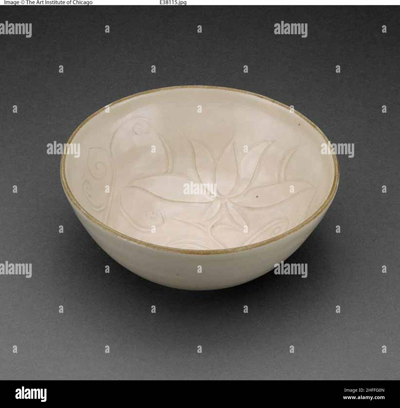 Bol avec fleurs et feuilles stylisées, style de la dynastie des Cantique du Nord (960-1127), probablement 20th siècle. Banque D'Images