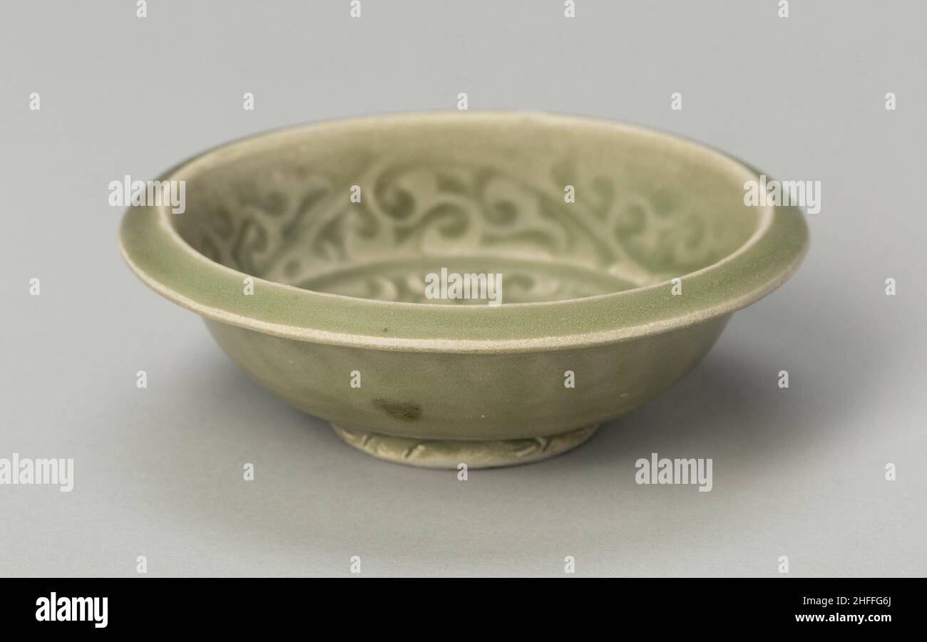 Bassin aux fleurs stylisées et aux manuscrits à feuilles de faucille, Southern Song (1127-1279) ou Yuan Dynasty (1271-1368), c.13th/14th siècle. Banque D'Images