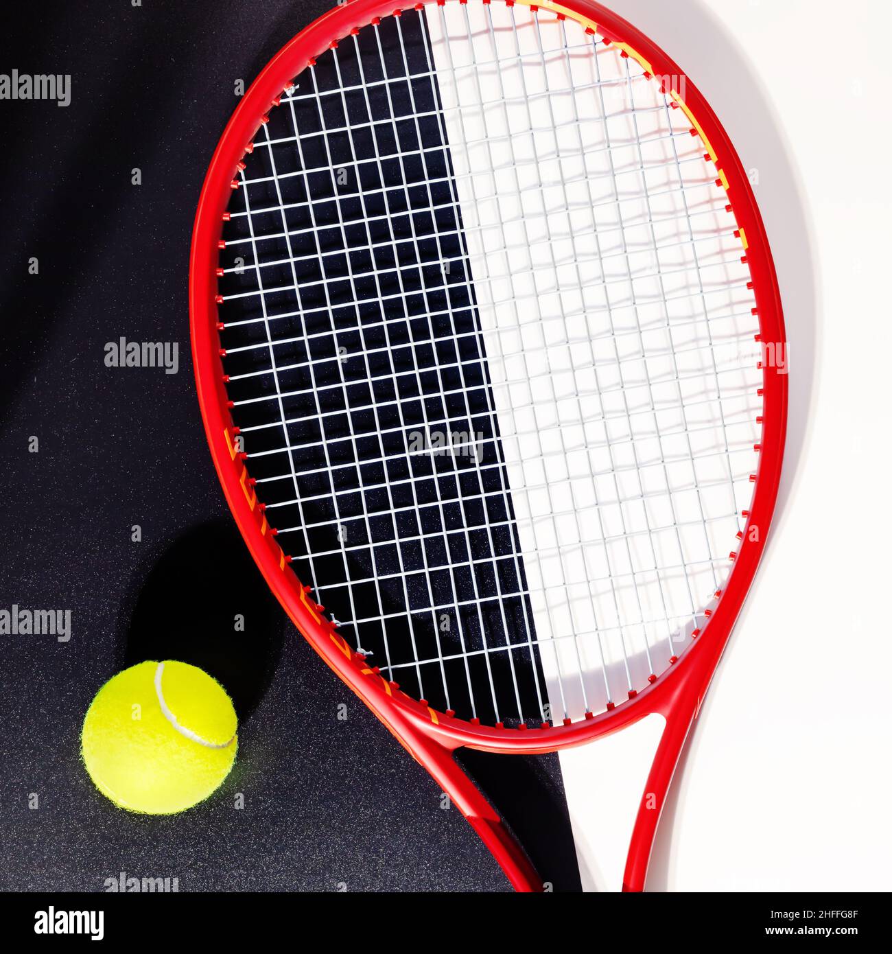 Tennis.Composition sportive avec une raquette de tennis et une balle sur fond noir et blanc.Le sport et un mode de vie sain.Le concept de compétition de tennis Banque D'Images