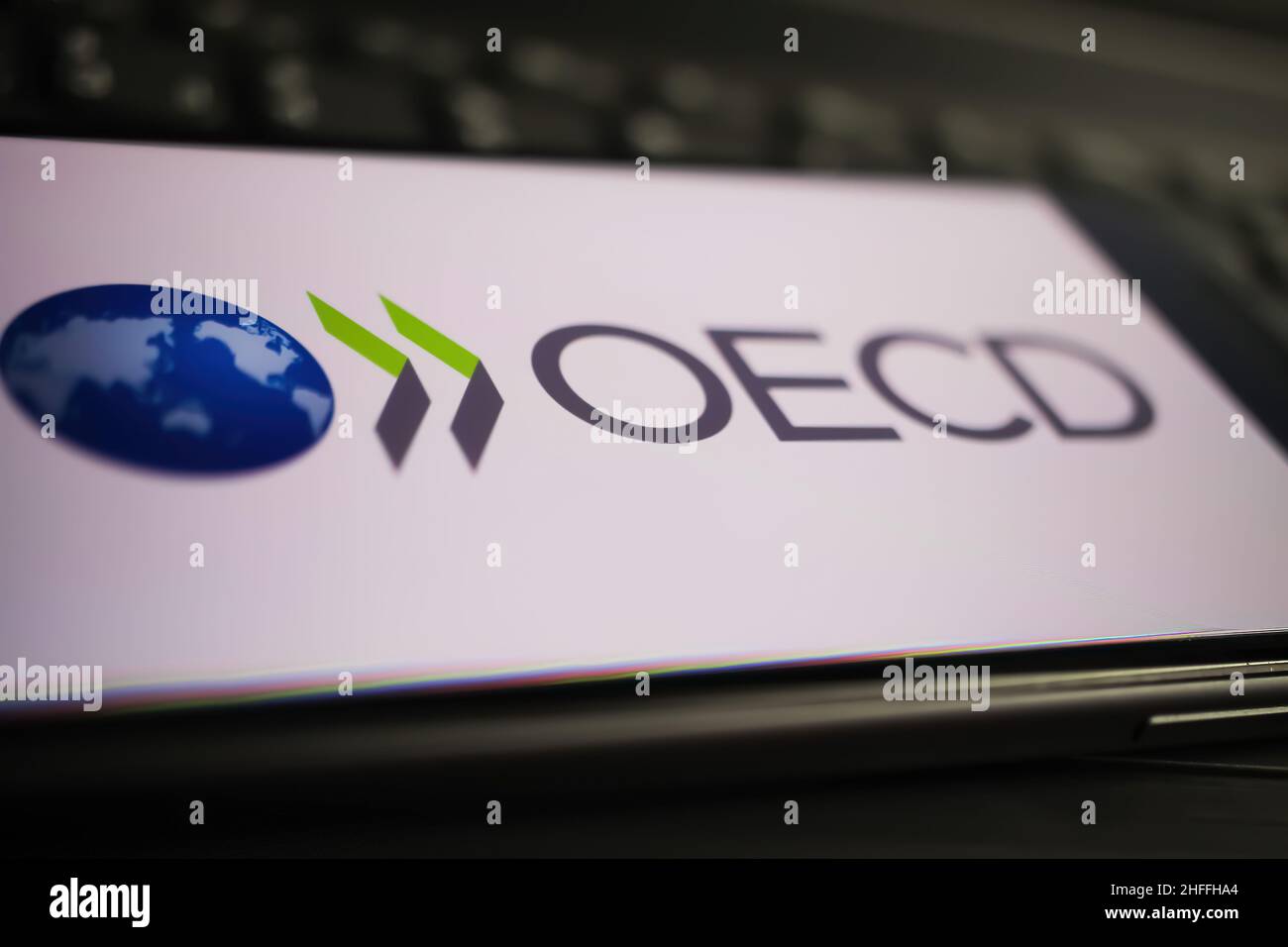 Viersen, Allemagne - janvier 9.2022: Gros plan du téléphone mobile avec le logo de l'ocde sur le clavier d'ordinateur Banque D'Images