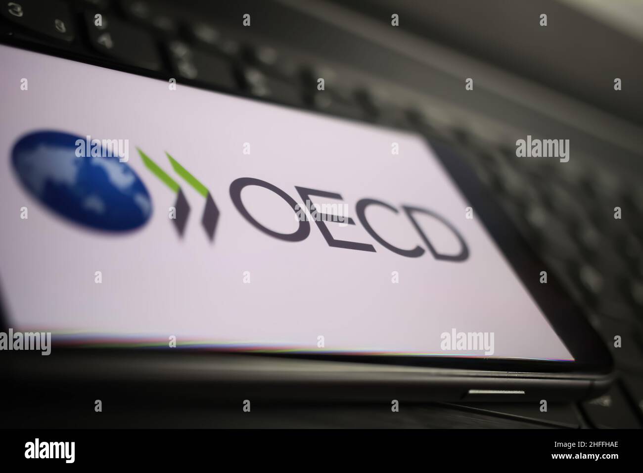 Viersen, Allemagne - janvier 9.2022: Gros plan du téléphone mobile avec le logo de l'ocde sur le clavier d'ordinateur Banque D'Images