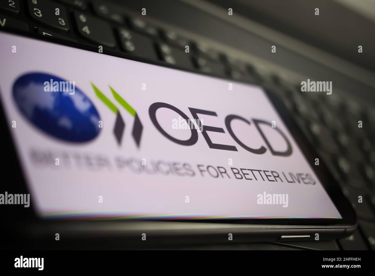 Viersen, Allemagne - janvier 9.2022: Gros plan du téléphone mobile avec le logo de l'ocde sur le clavier d'ordinateur Banque D'Images