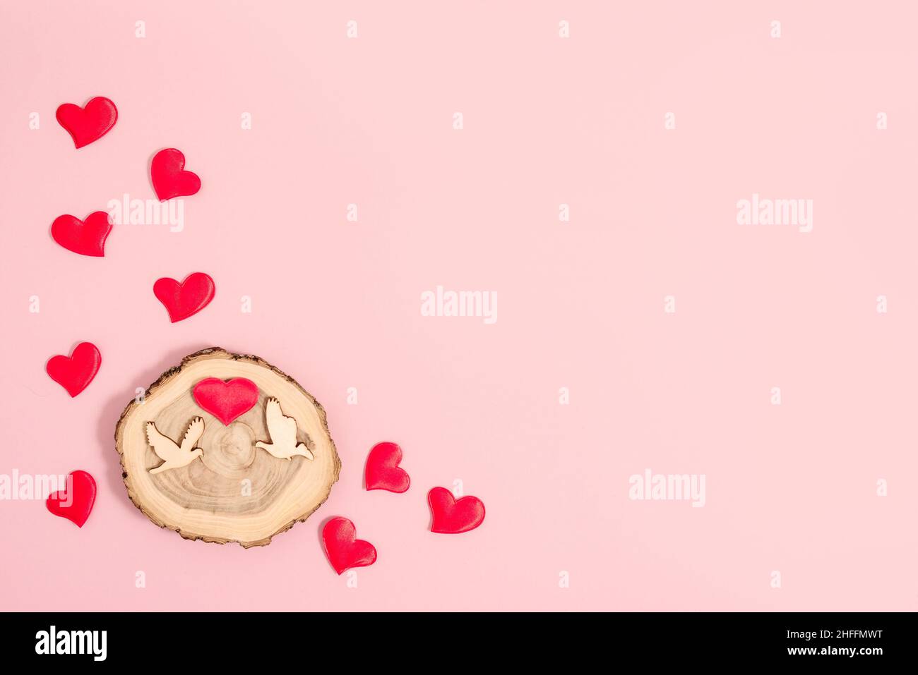 Fond rose de la Saint-Valentin avec des formes de pegeon en bois Banque D'Images