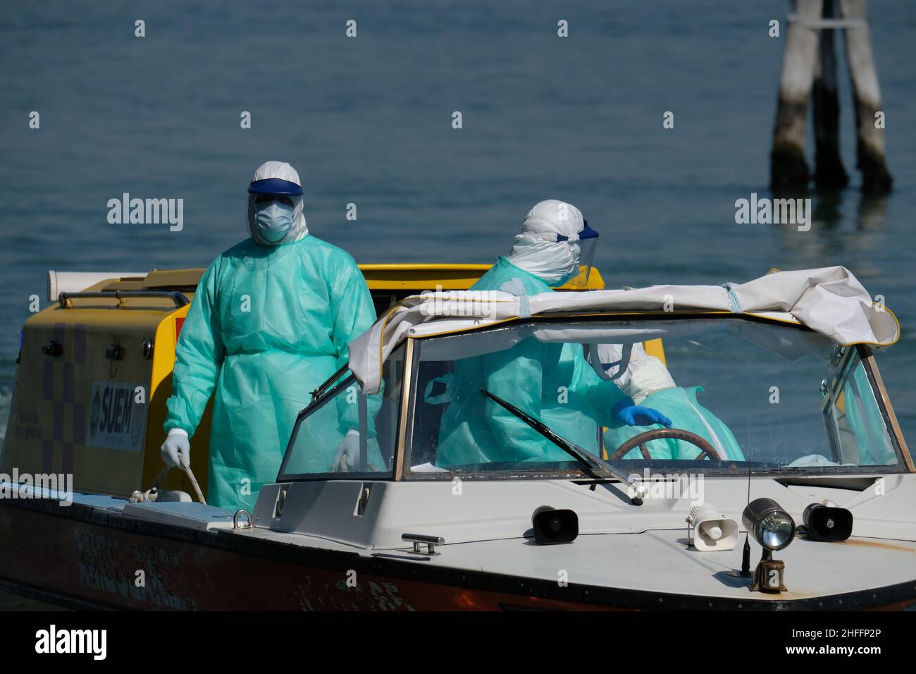 Les agents de santé arrivent en ambulance à l'hôpital de Venise.Venise, Italie, 10 avril 2020.(MVS) Banque D'Images