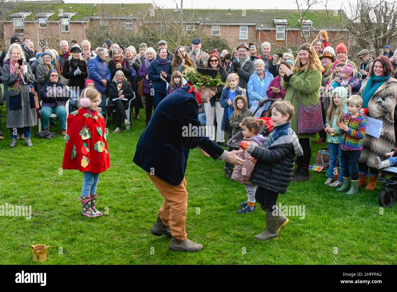 Bridport, Dorset, Royaume-Uni.16th janvier 2022.Maître de cérémonie Martin Maudsley choisit le nouveau roi et la nouvelle reine de wassail au Wassailing au Bridport Community Orchard à Dorset.Le wassliing est une célébration traditionnelle et ancienne de l'hiver.Wassail est dérivé de l'anglo-saxon "waes Hail" - pour être en bonne santé.La célébration est utilisée pour chasser les mauvais esprits et encourager une bonne récolte de pomme la saison suivante.Crédit photo : Graham Hunt/Alamy Live News Banque D'Images