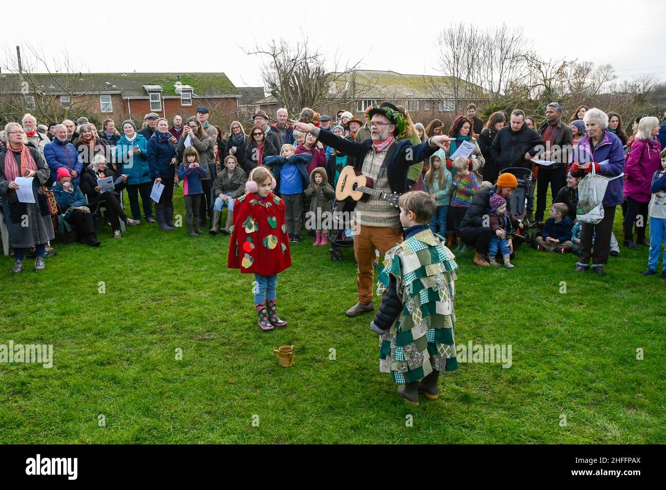 Bridport, Dorset, Royaume-Uni.16th janvier 2022.Maître de cérémonie Martin Maudsley choisit le nouveau roi et la nouvelle reine de wassail au Wassailing au Bridport Community Orchard à Dorset.Le wassliing est une célébration traditionnelle et ancienne de l'hiver.Wassail est dérivé de l'anglo-saxon "waes Hail" - pour être en bonne santé.La célébration est utilisée pour chasser les mauvais esprits et encourager une bonne récolte de pomme la saison suivante.Crédit photo : Graham Hunt/Alamy Live News Banque D'Images