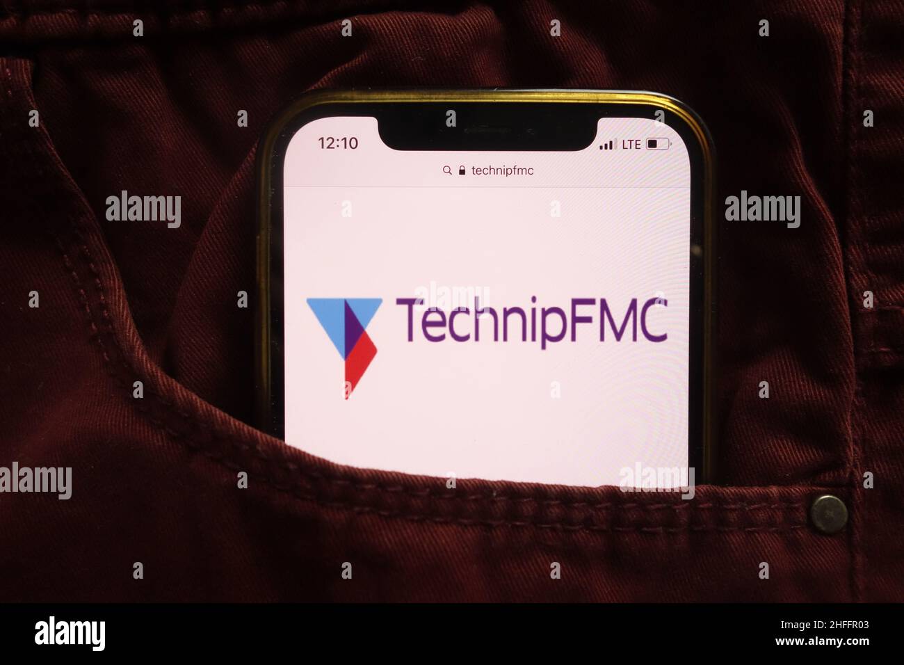 KONSKIE, POLOGNE - 15 janvier 2022 : logo TechnipFMC plc affiché sur un téléphone mobile caché dans une poche de jeans Banque D'Images