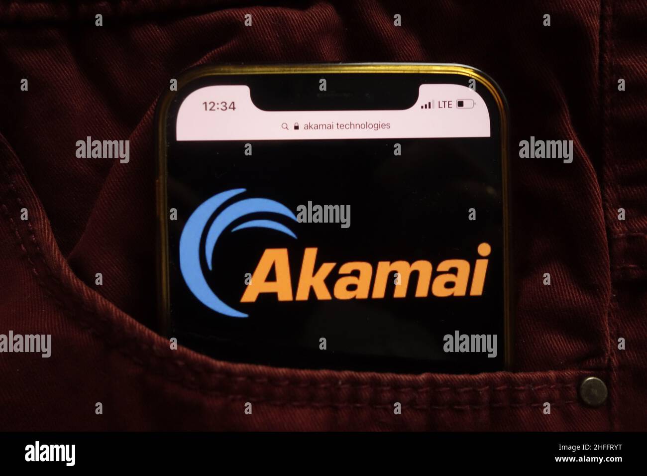 KONSKIE, POLOGNE - 15 janvier 2022 : le logo Akamai technologies Inc est affiché sur un téléphone mobile dissimulé dans une poche de jeans Banque D'Images