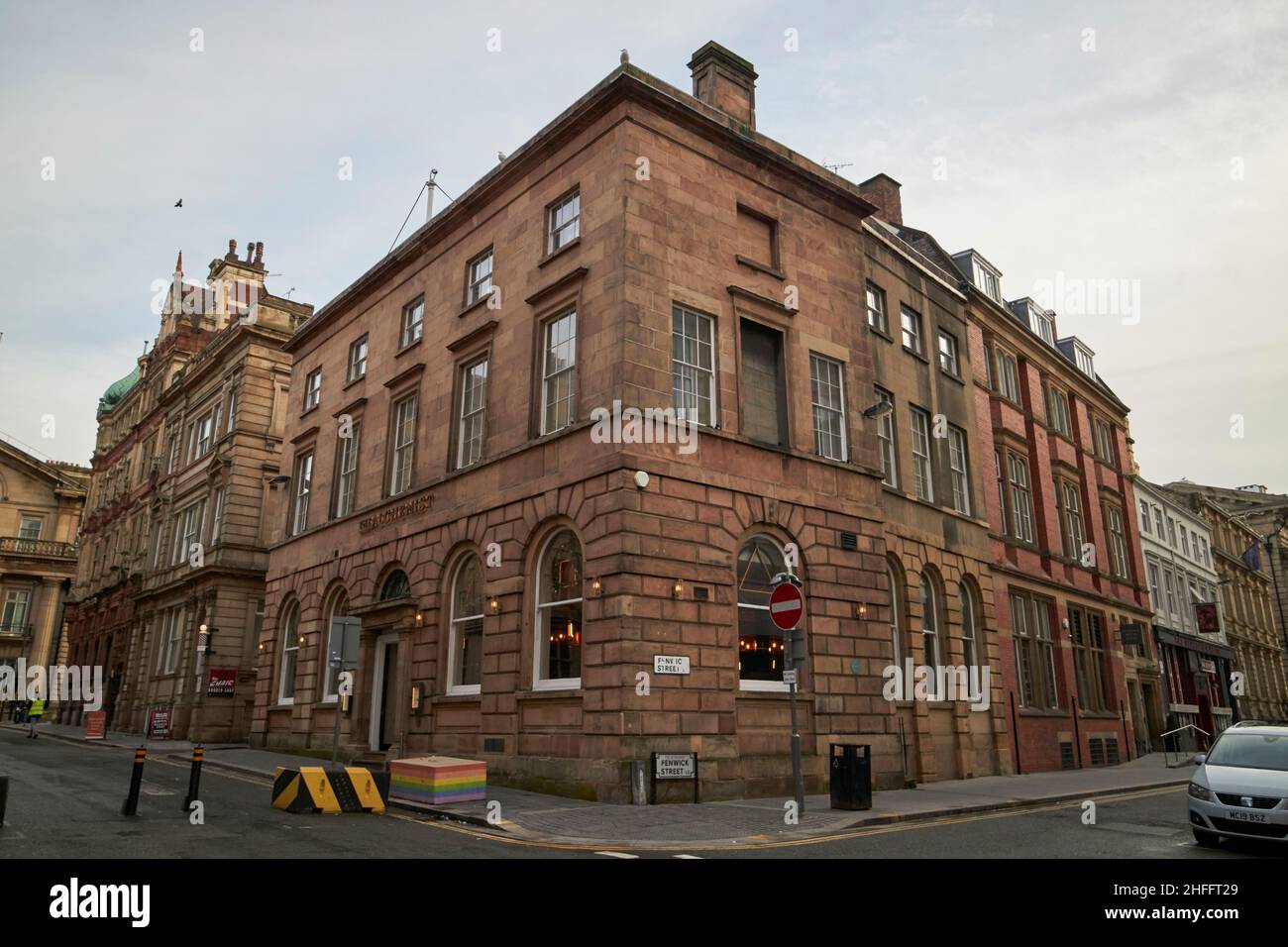 Le bar et restaurant alchimiste à l'angle de brunswick St et fenwick Street, anciennement banque privée pour arthur heywood et Sons Liverpool England Banque D'Images