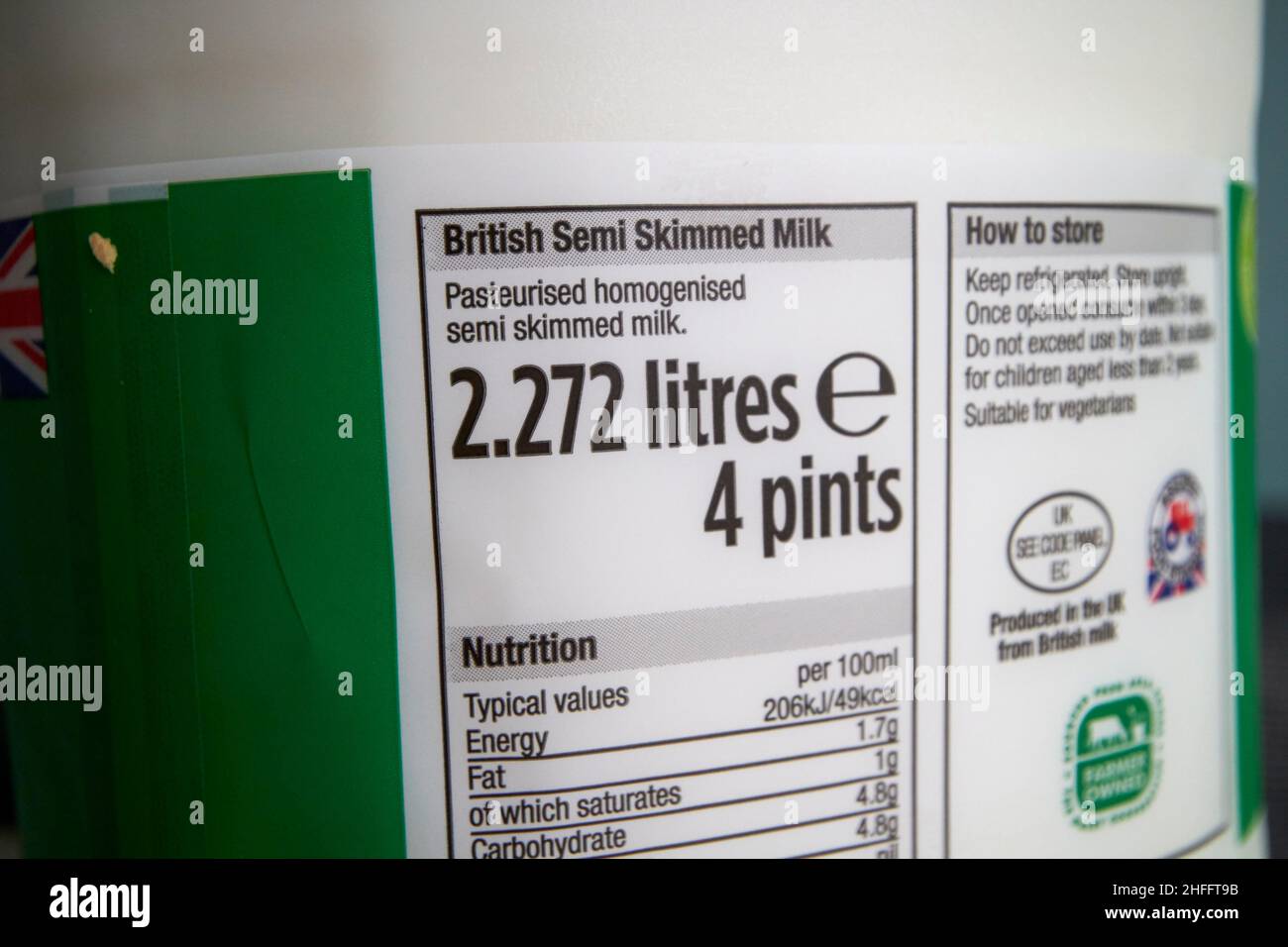 lait demi-écrémé britannique 4 pintes mesures impériales Liverpool Angleterre Royaume-Uni Banque D'Images