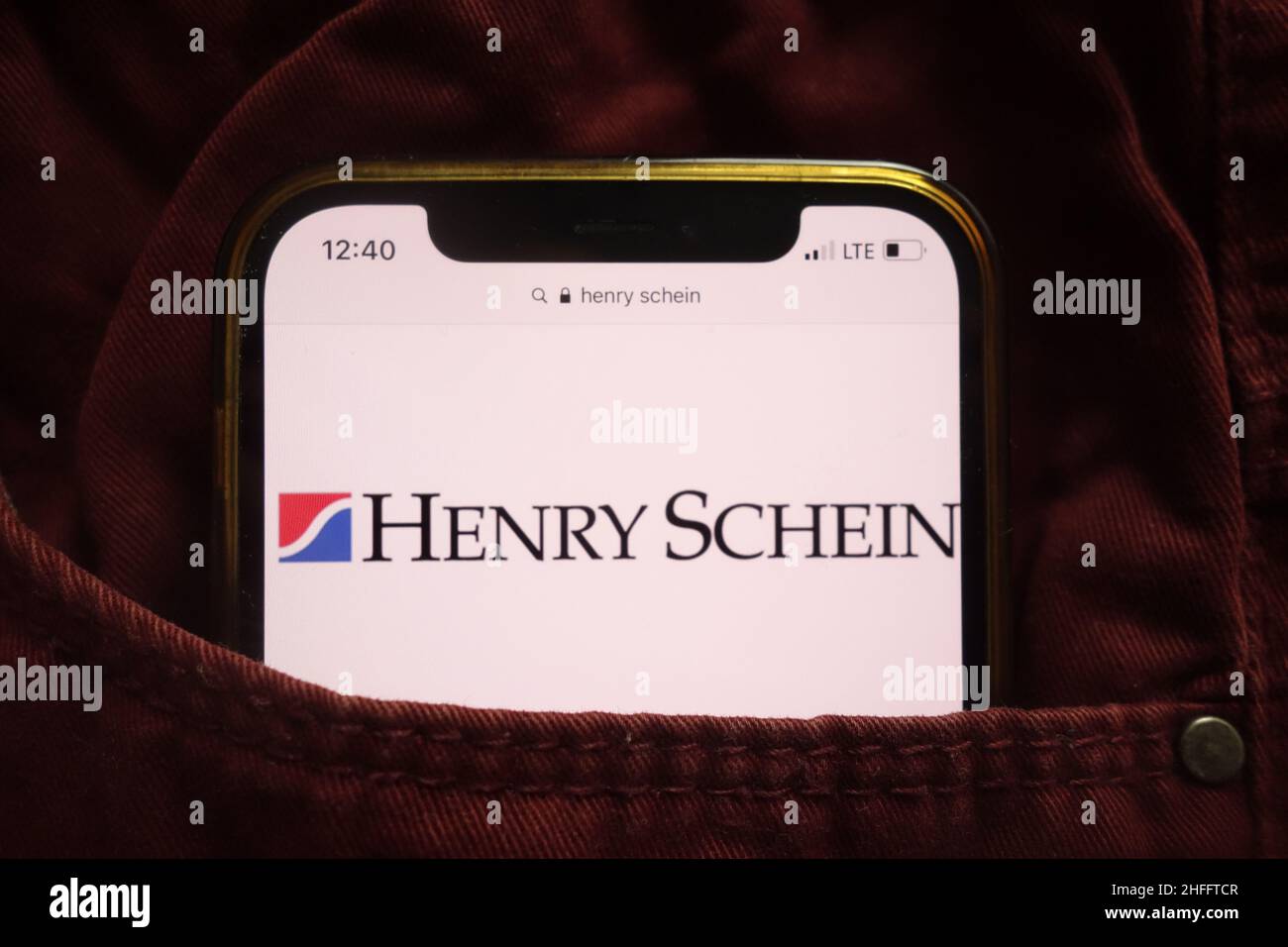 KONSKIE, POLOGNE - 15 janvier 2022 : logo Henry Schein Inc affiché sur un téléphone mobile dissimulé dans une poche de jeans Banque D'Images