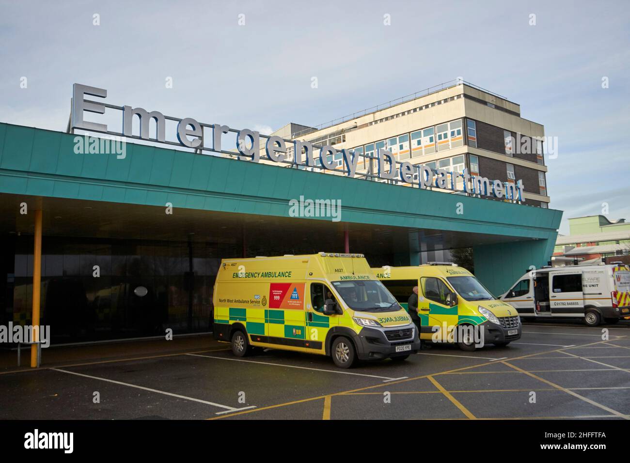 Ambulances à l'extérieur du service d'urgence de l'hôpital universitaire d'aintree fazakerley Liverpool, Angleterre, Royaume-Uni Banque D'Images