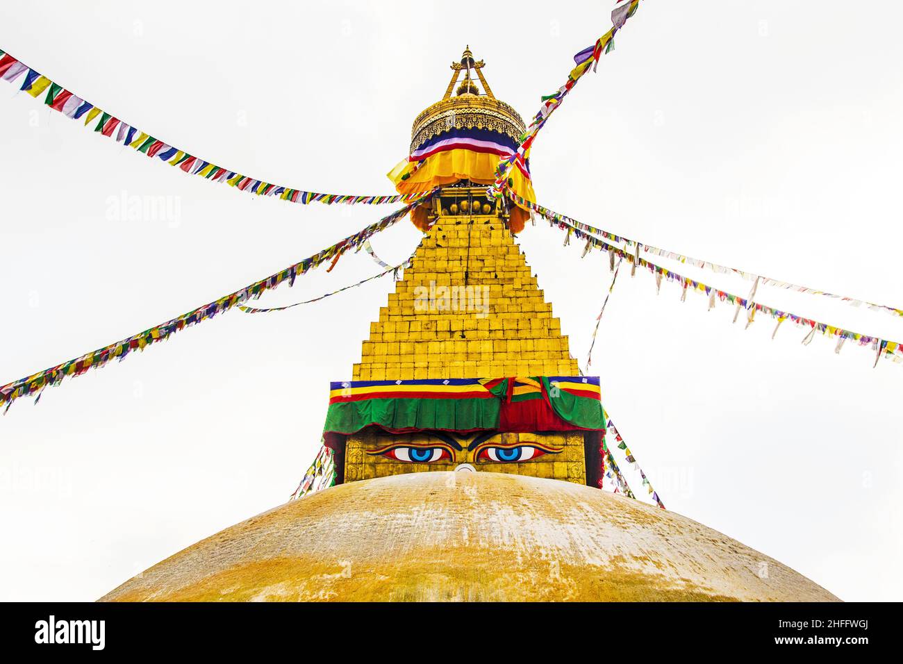 bodhnath stupa à katmandou avec les yeux de bouddha et les drapeaux de prière avec ciel bleu clair Banque D'Images