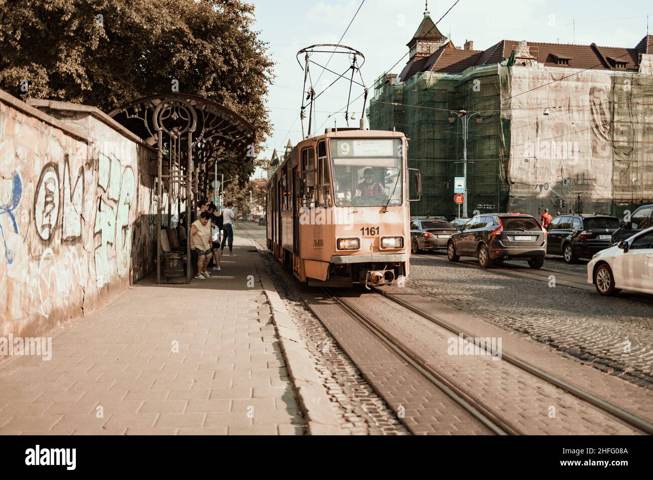 Tramway jaune sur la place centrale de la ville d'été.Vieille ville de Lviv, Ukraine Banque D'Images