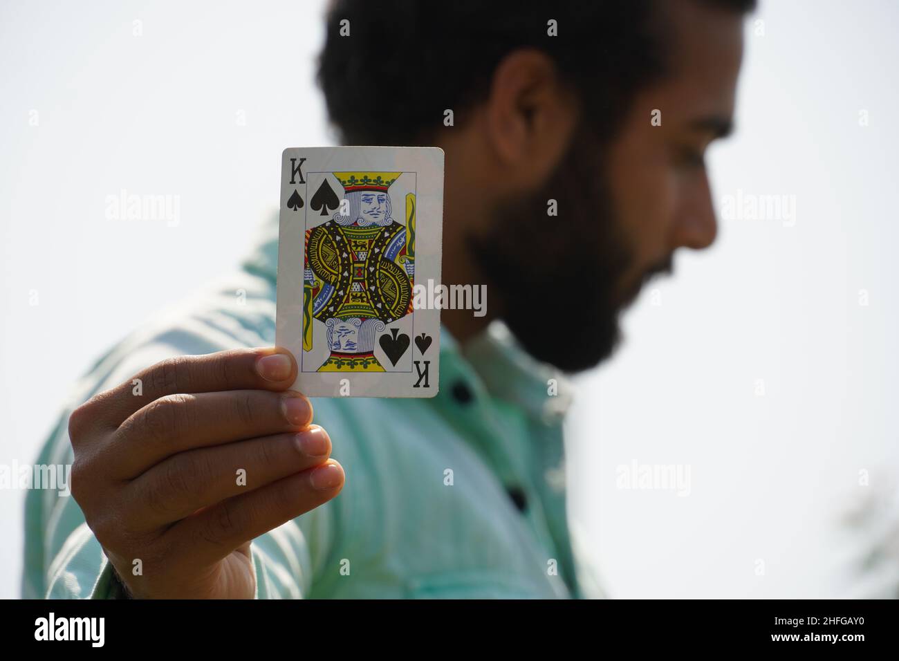 Homme avec des cartes à jouer montrant King Card - concept de poker Banque D'Images