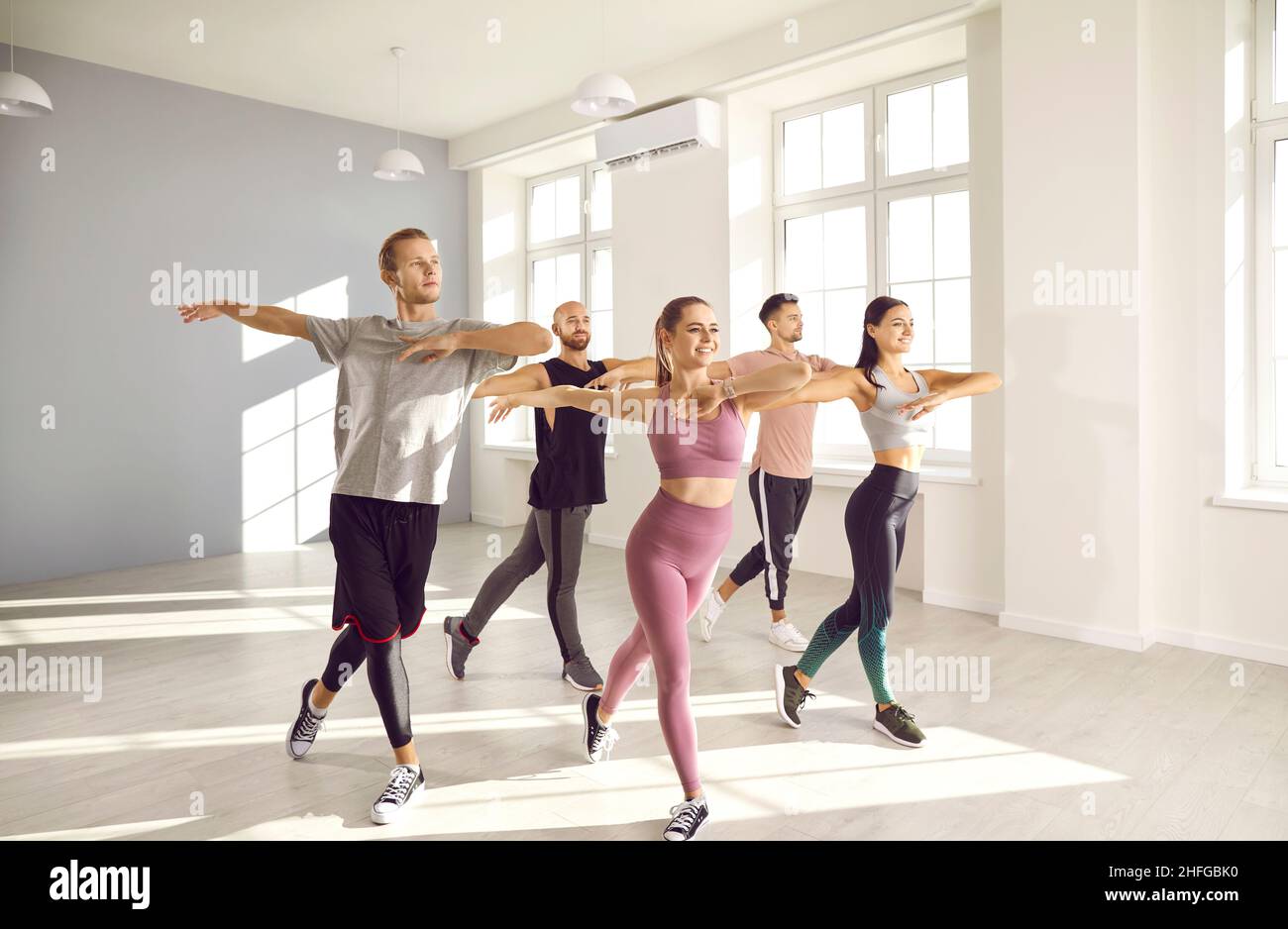 Des danseurs de ballet souriants pratiquent la danse en studio Banque D'Images