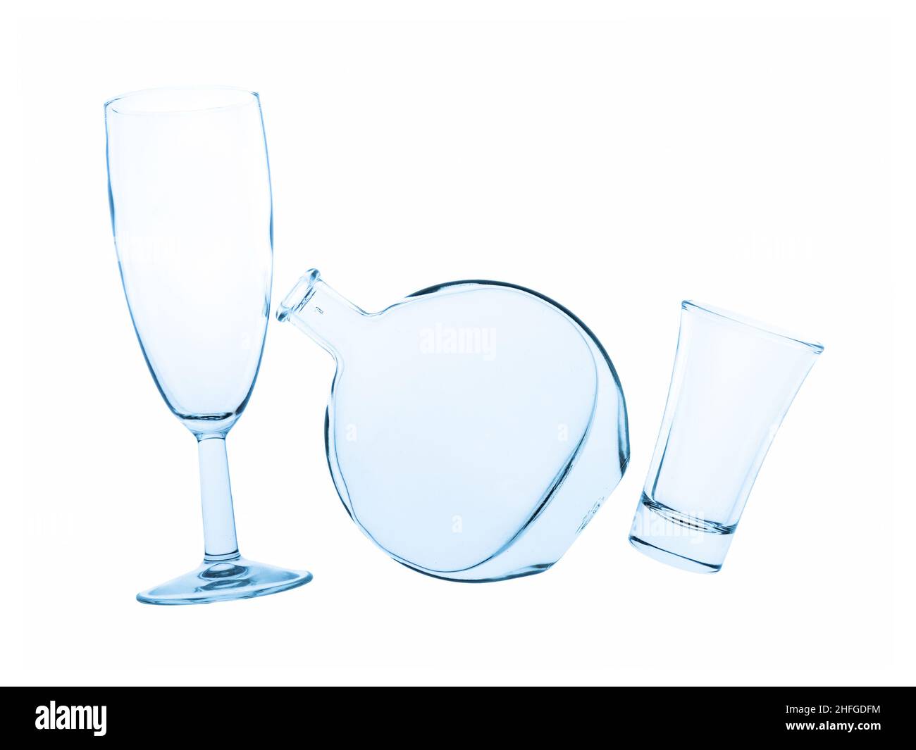 Verrerie - deux verres et une bouteille.Isolé. Banque D'Images