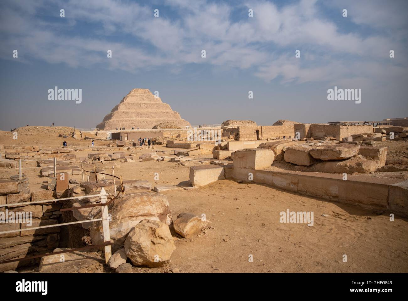 Vue à la pyramide de l'étape de Djoser à Saqqara de la pyramide d'Unas, un reste archéologique dans la nécropole de Saqqara, Egypte Banque D'Images