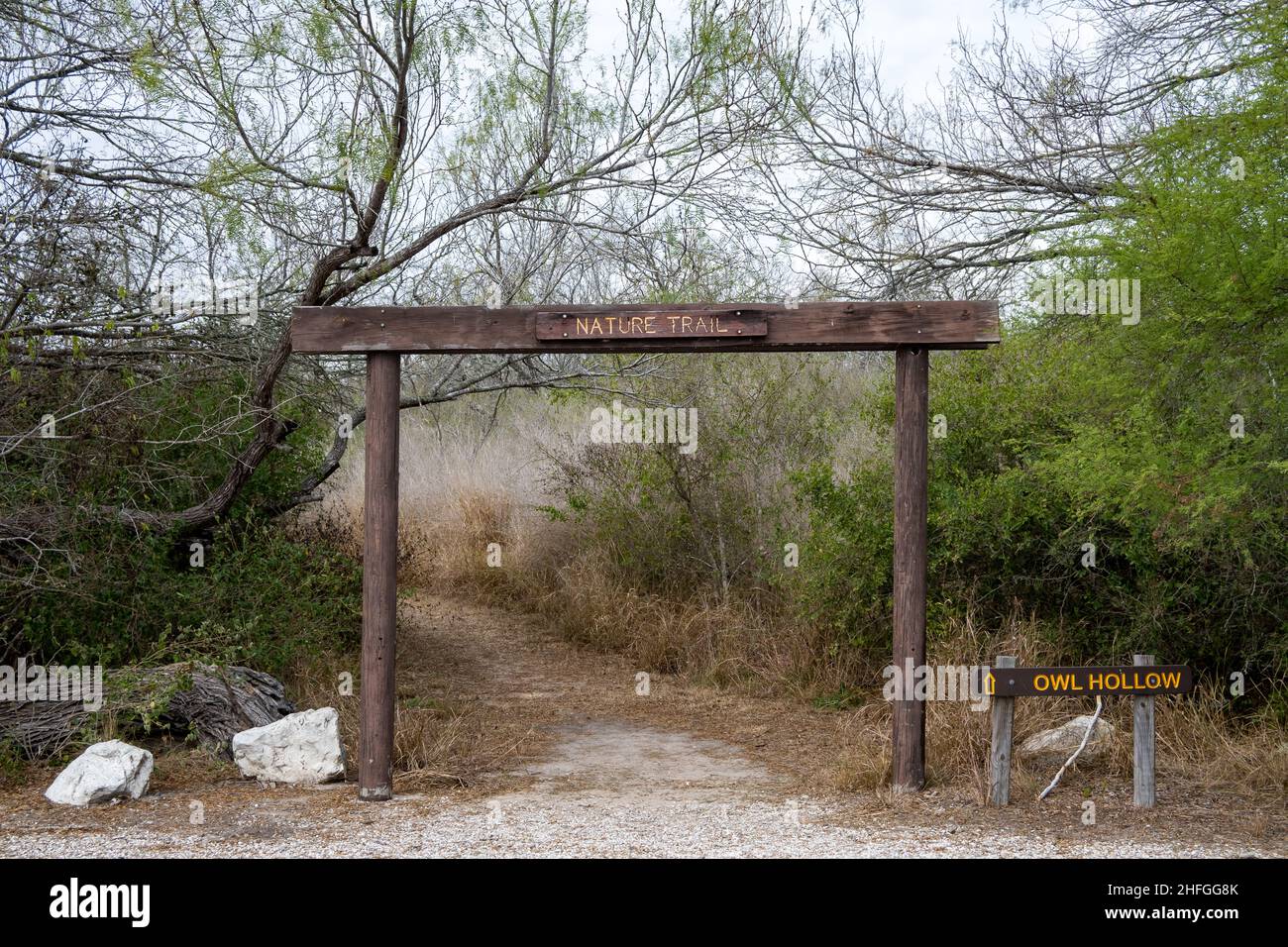 Trail dirigez-vous vers le parc national de Choke Canyon, Texas, États-Unis. Banque D'Images