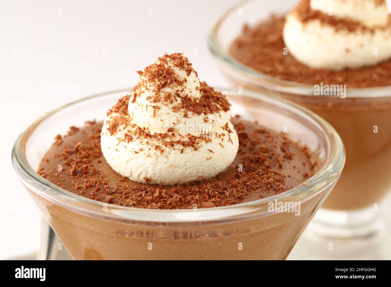 Mousse au chocolat dessert dans un plat conique en verre recouvert d'un tourbillon de crème et de chocolat noir râpé parsemé sur le dessus Banque D'Images