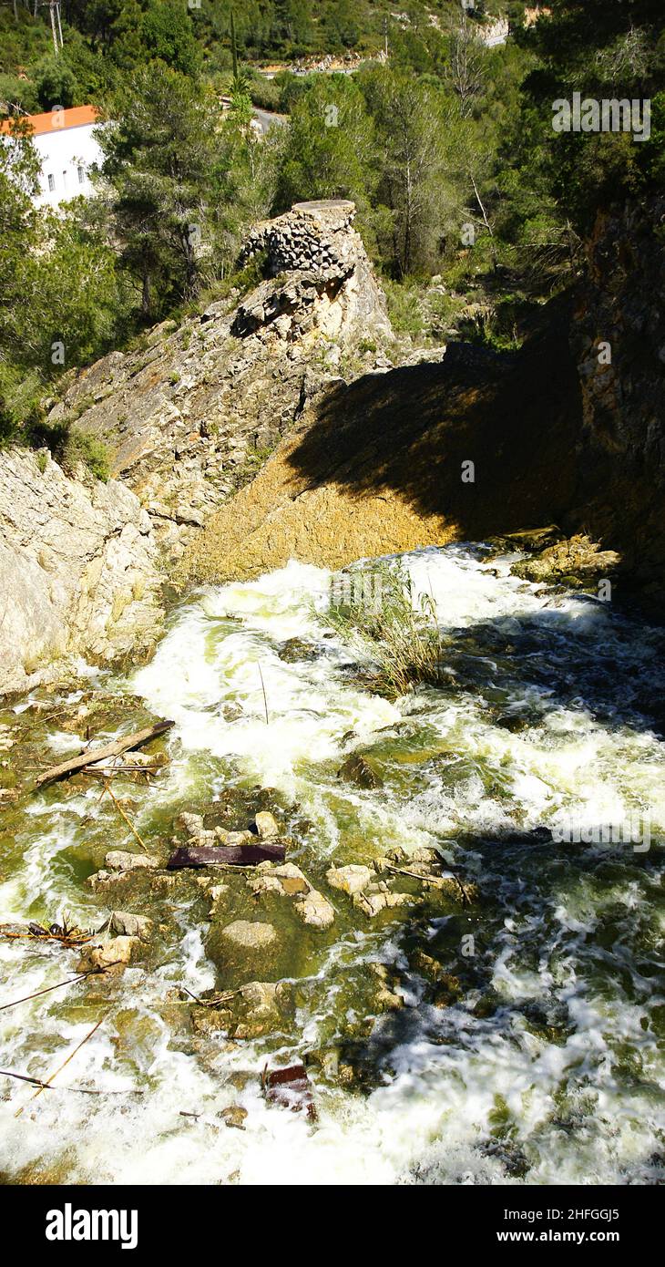 Déversoir d'eau en excès dans le réservoir Foix à Castellet i la Gornal, Barcelone, Catalunya, Espagne, Europe Banque D'Images