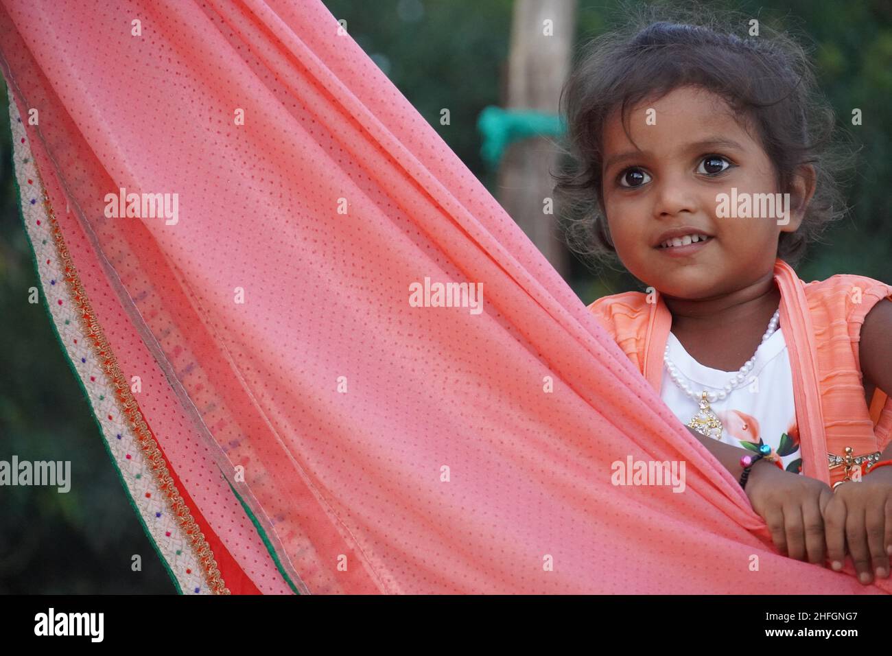 Une petite fille avec zone d'un sari, portée sur une épaule ou la tête Banque D'Images