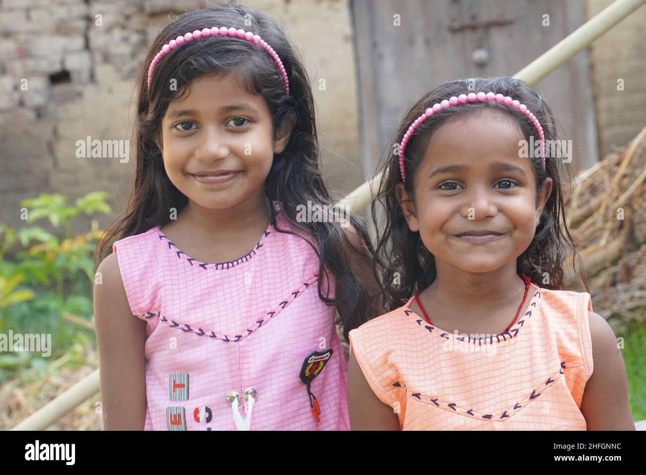 petite sœur indienne mignonne avec un joli sourire sur le visage Banque D'Images