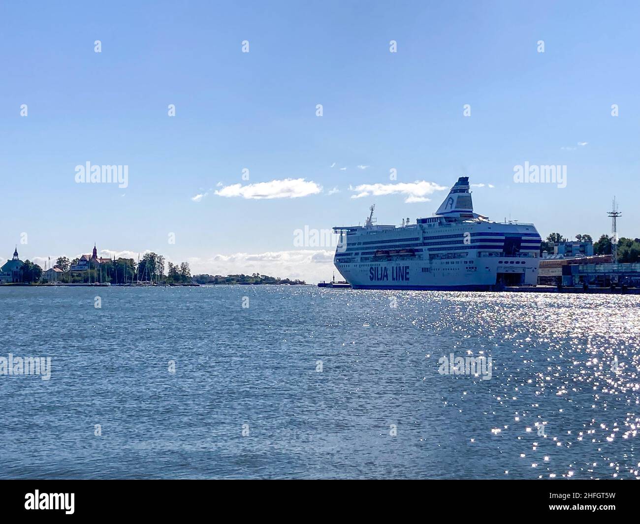 Un grand ferry dans le port d'Helsinki en Finlande Banque D'Images